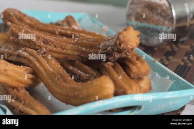 Crujientes churros caseros con salsa de chocolate caliente