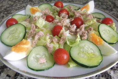 Ensalada de atún con pepino y tomate