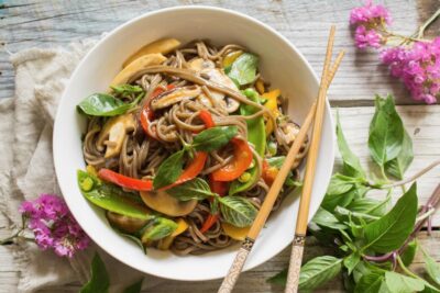 Ensalada de fideos soba con verduras salteadas