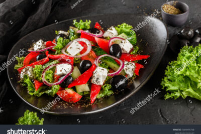 Ensalada griega con tzatziki y olivas Kalamata