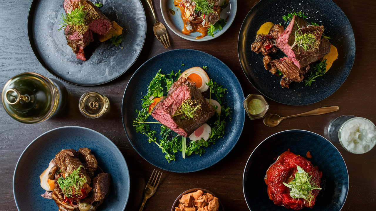 Platos gourmet de carne de res en una mesa